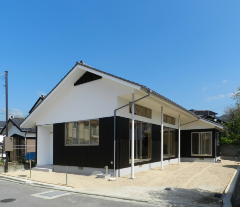 白壁の街に建つ、平屋造りの建物