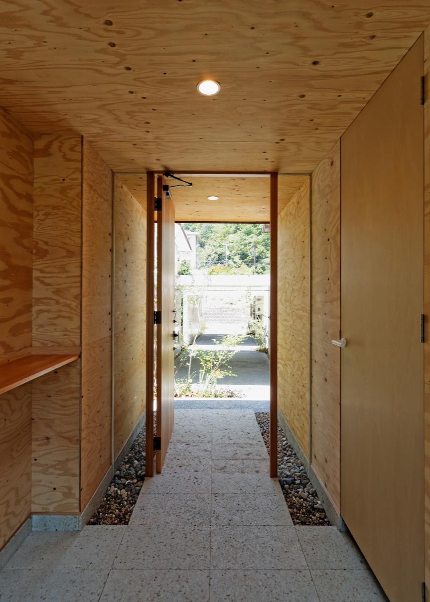 変形地形を有効利用した家