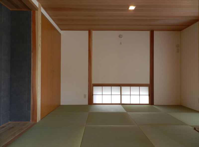 ≪岩国市≫子供が遊ぶ広々リビングが見渡せるシンプルモダンな建物