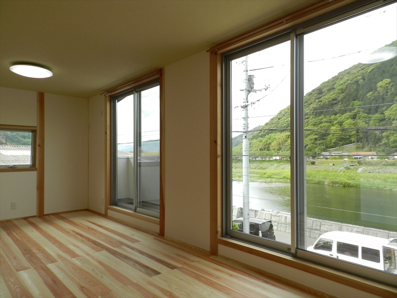 ≪岩国市≫子供が遊ぶ広々リビングが見渡せるシンプルモダンな建物
