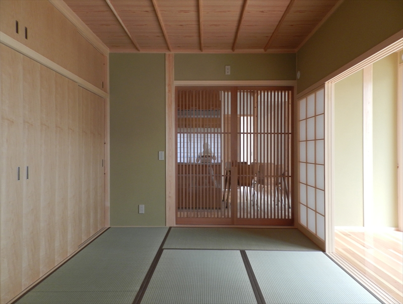 ≪大竹市≫丸太梁と漆喰の平屋造り
