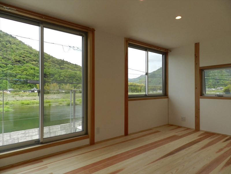 ≪岩国市≫子供が遊ぶ広々リビングが見渡せるシンプルモダンな建物