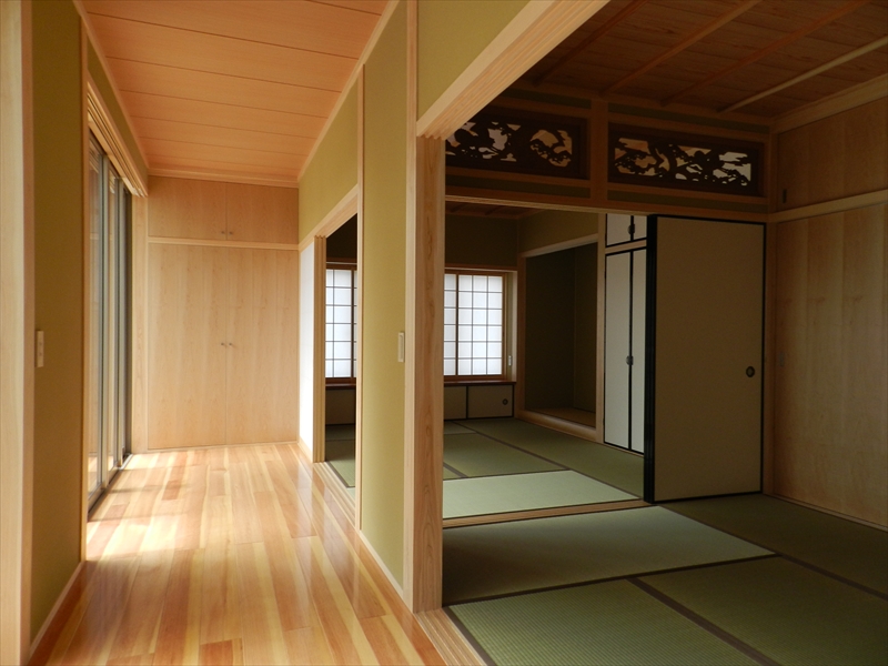 ≪大竹市≫丸太梁と漆喰の平屋造り