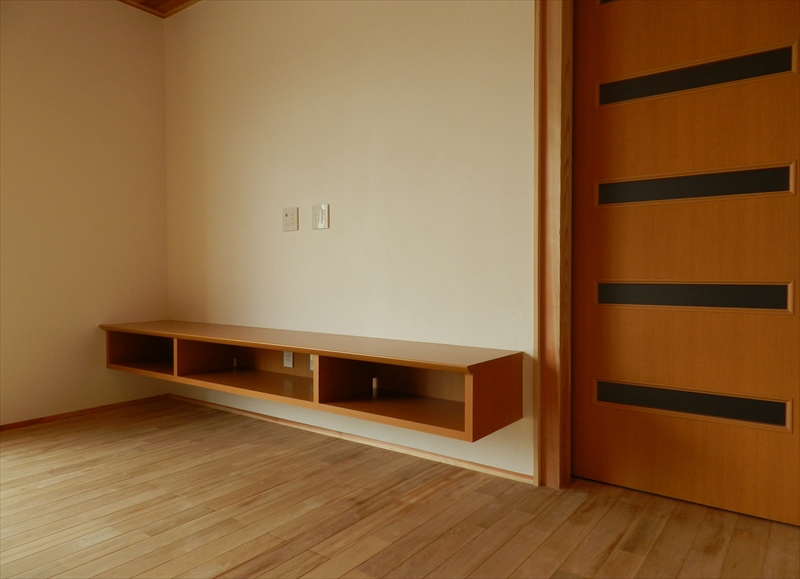 ≪岩国市≫子供が遊ぶ広々リビングが見渡せるシンプルモダンな建物