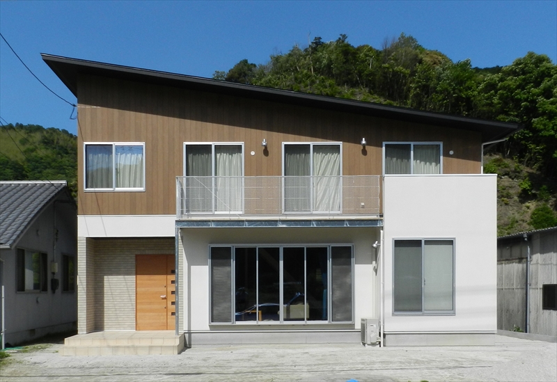 ≪岩国市≫子供が遊ぶ広々リビングが見渡せるシンプルモダンな建物