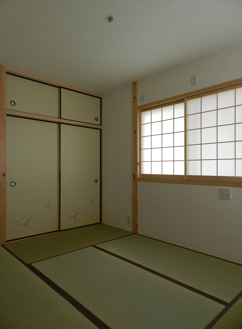 ≪大竹市≫丸太梁と漆喰の平屋造り