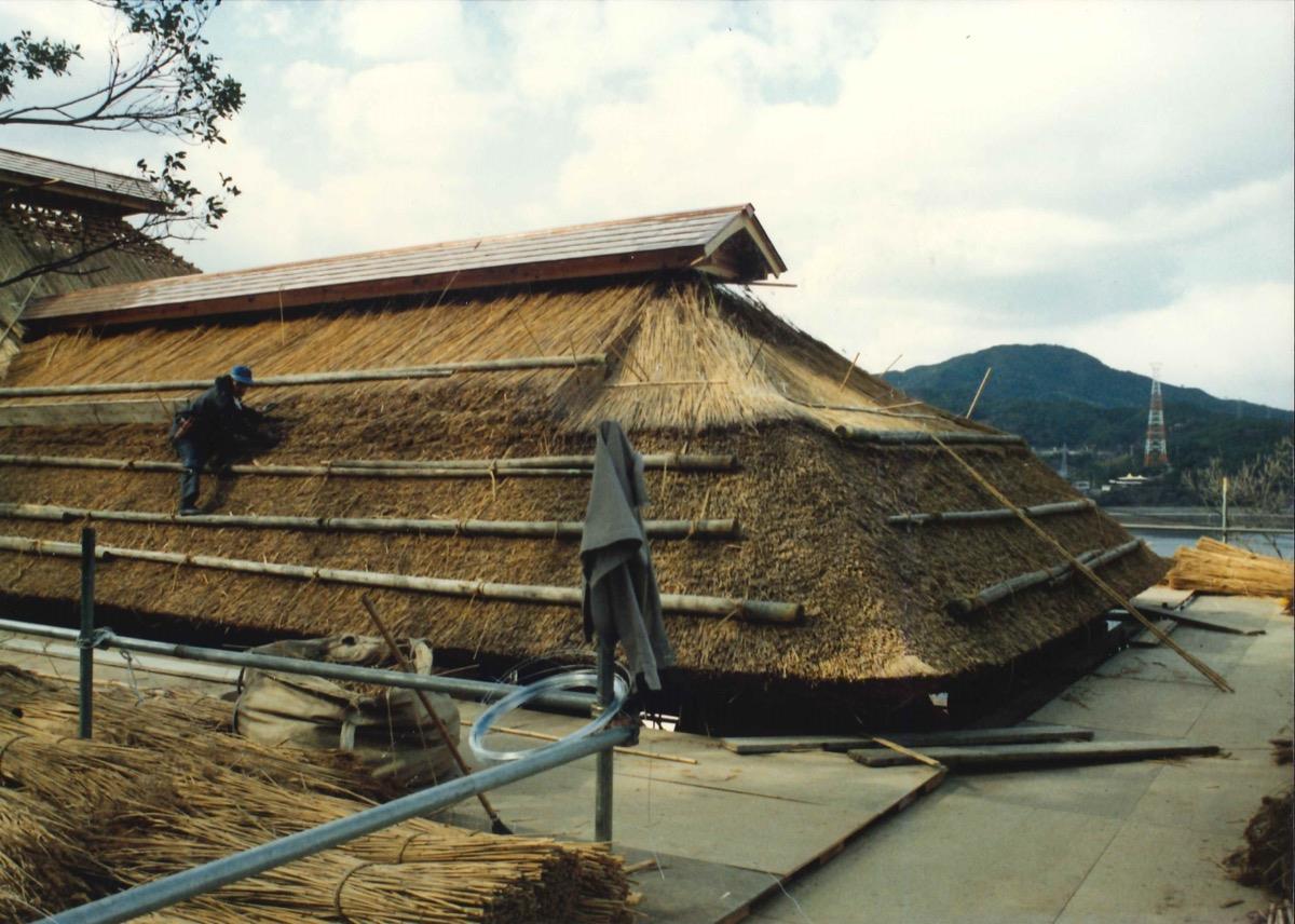 茅葺屋根のログハウス