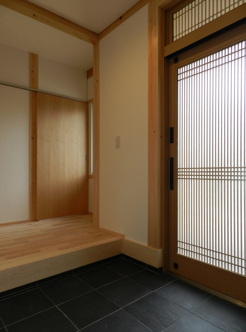 ≪大竹市≫丸太梁と漆喰の平屋造り