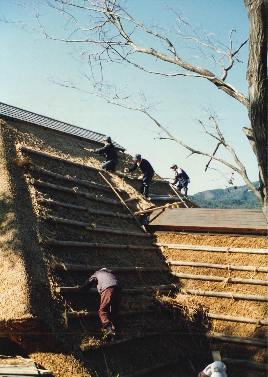 茅葺屋根のログハウス