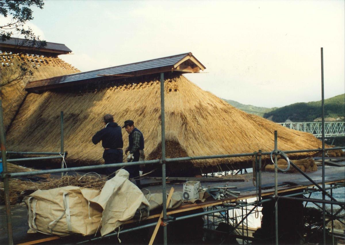 茅葺屋根のログハウス