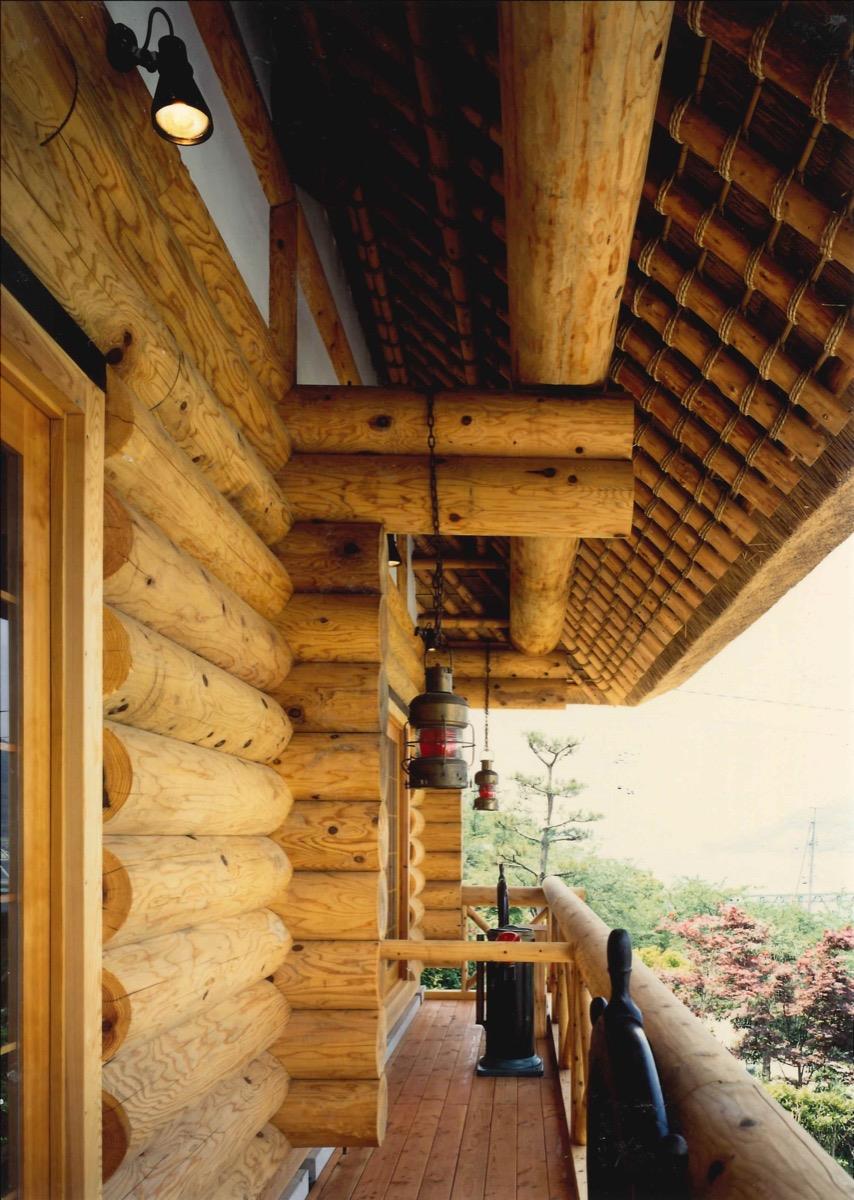 茅葺屋根のログハウス