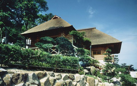 ≪周防大島町≫茅葺屋根のログハウス