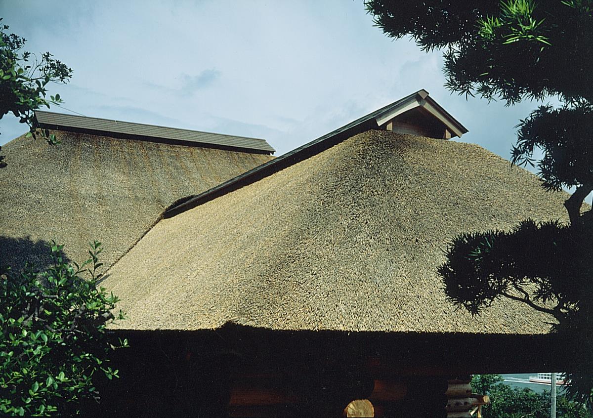 茅葺屋根のログハウス