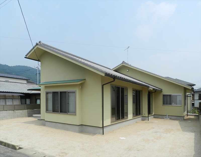 ≪大竹市≫丸太梁と漆喰の平屋造り