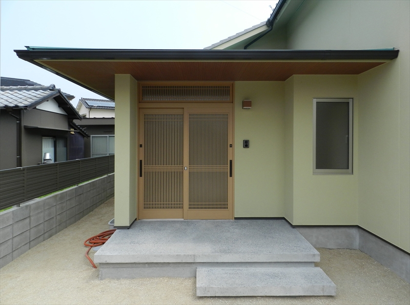 ≪大竹市≫丸太梁と漆喰の平屋造り