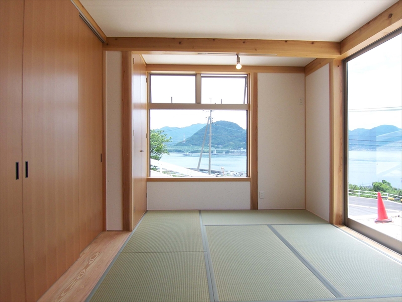 ≪柳井市≫絶景の海を眺め、薪ストーブの暖かさが伝わるスローライフの家