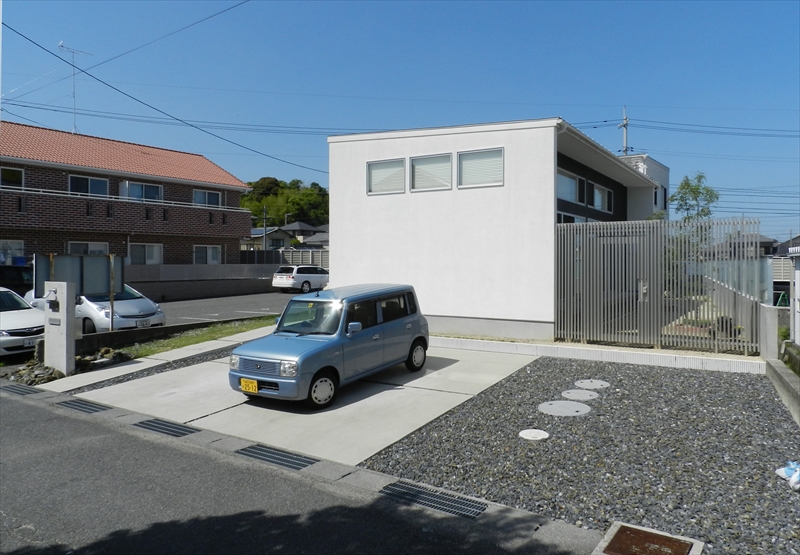 ≪岩国市≫シンプルな外観の中に、平屋と2階建てが混在する建物