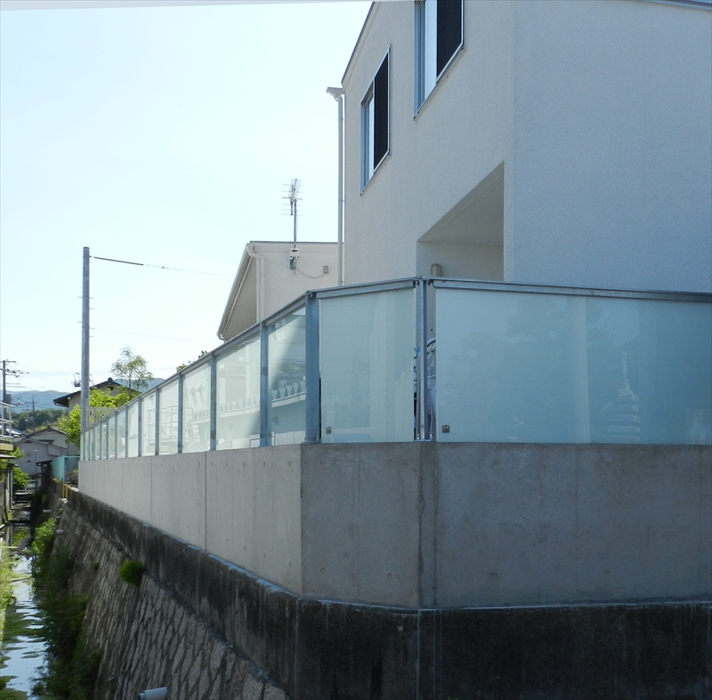 ≪岩国市≫シンプルな外観の中に、平屋と2階建てが混在する建物