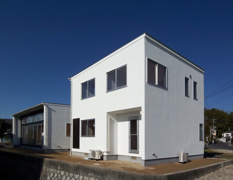 ≪岩国市≫シンプルな外観の中に、平屋と2階建てが混在する建物