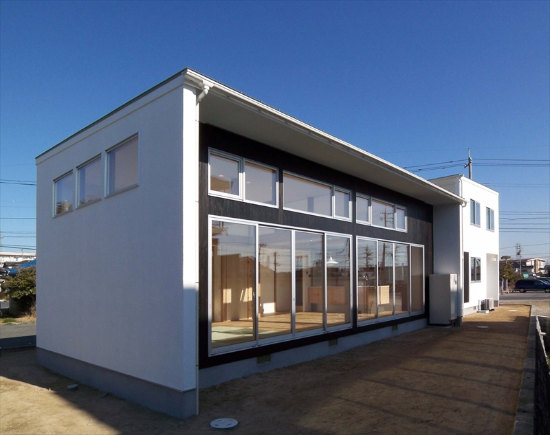 ≪岩国市≫シンプルな外観の中に、平屋と2階建てが混在する建物