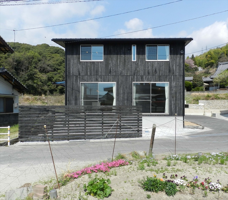 ≪岩国市≫大屋根と手焼きの焼き杉板の家