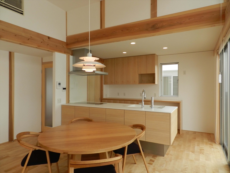 ≪岩国市≫シンプルな外観の中に、平屋と2階建てが混在する建物