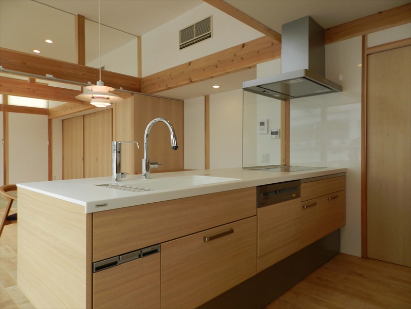 ≪岩国市≫シンプルな外観の中に、平屋と2階建てが混在する建物