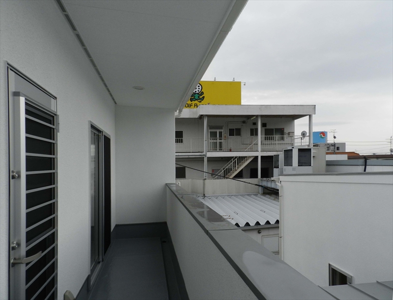 ≪岩国市≫シンプルな外観の中に、平屋と2階建てが混在する建物